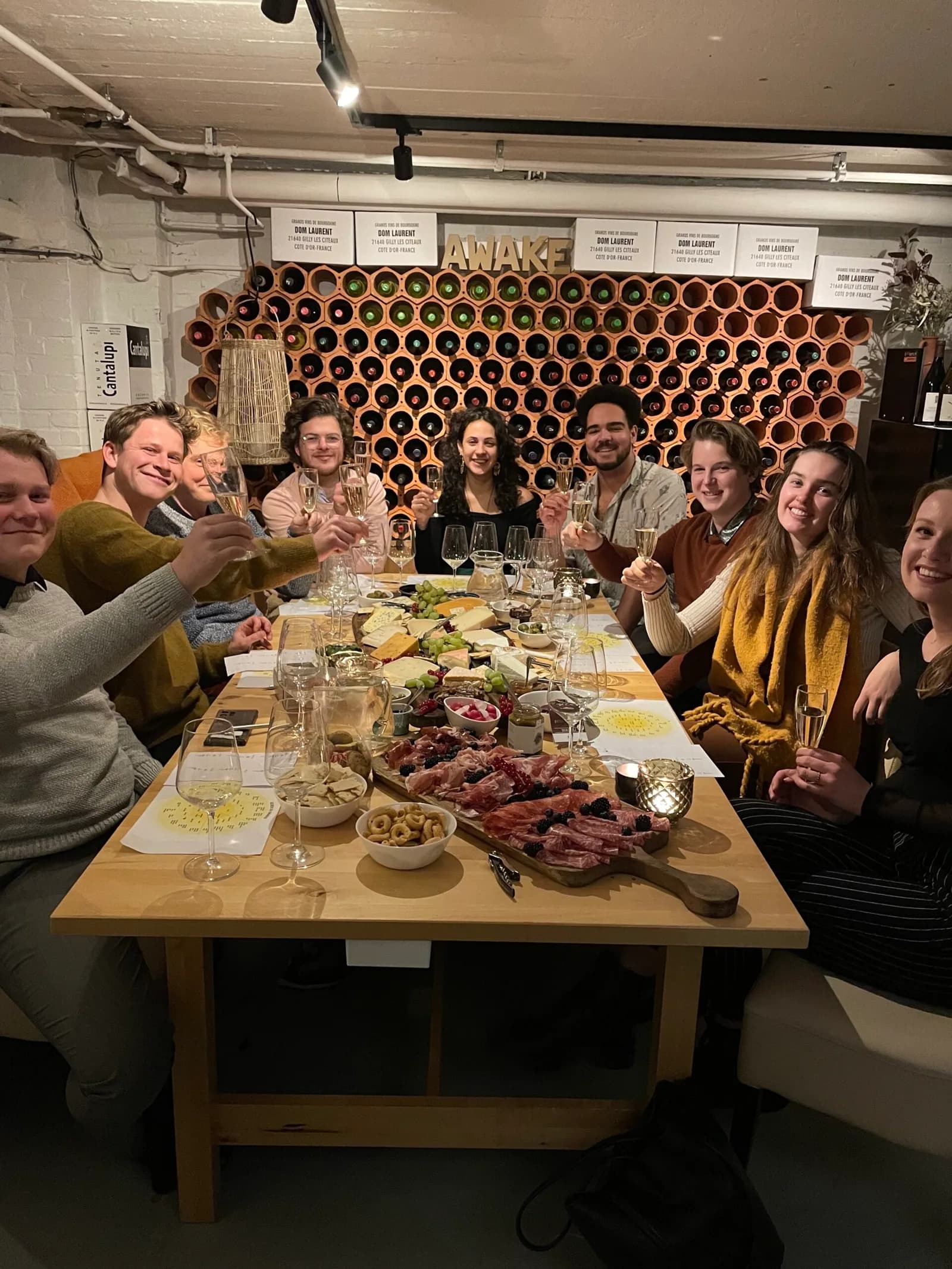 Gezelschap aan tafel tijdens een proeverij bij Awake